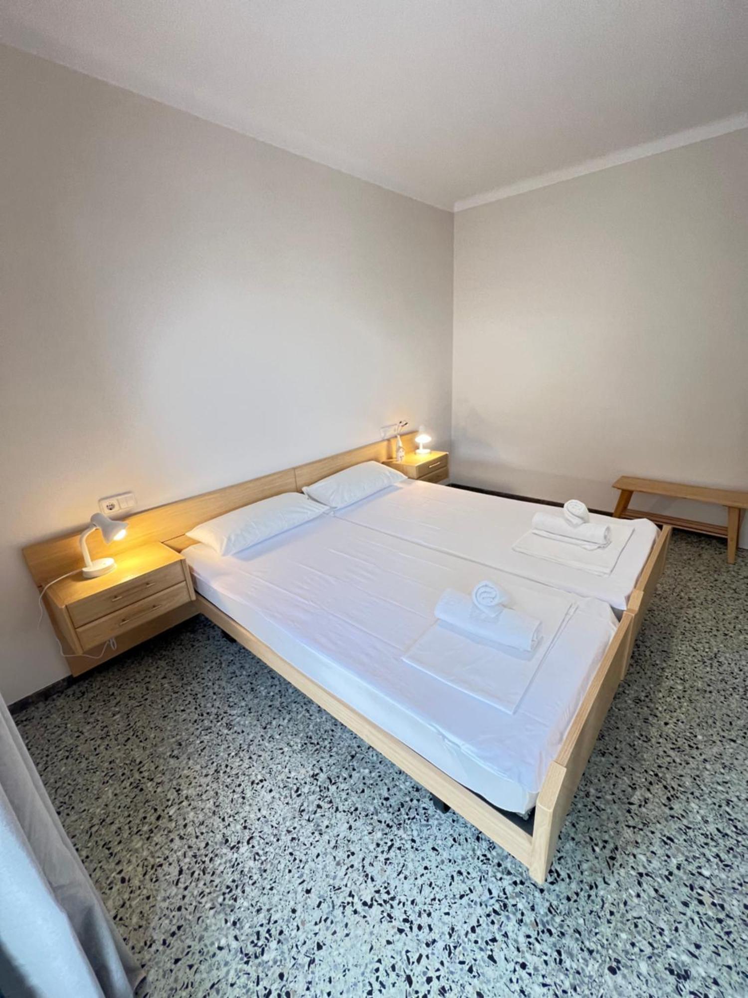 רוזס 3 Room Apartment, 500M To Beach, Swimming Pool, Nice Terrace מראה חיצוני תמונה